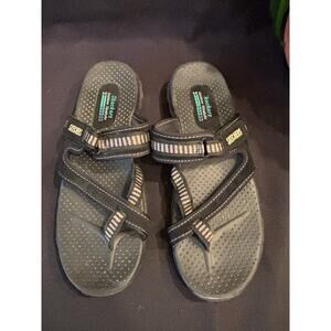 Women’s Skechers Sandals Reggae Suede Toe Loop Black Slip On Shoes, size 11